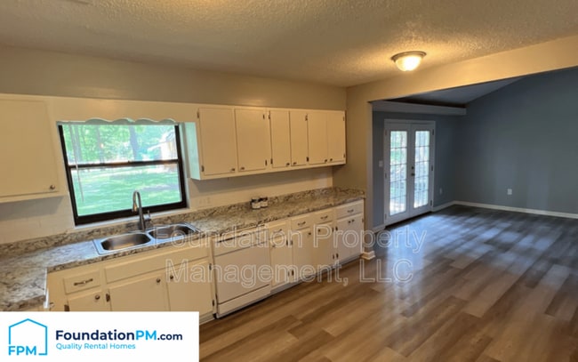 Building Photo - 327 Anthony St