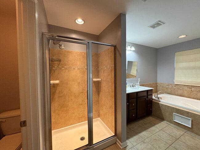 Building Photo - Beautiful 3 Bedroom town-home in Haymaker Pointe