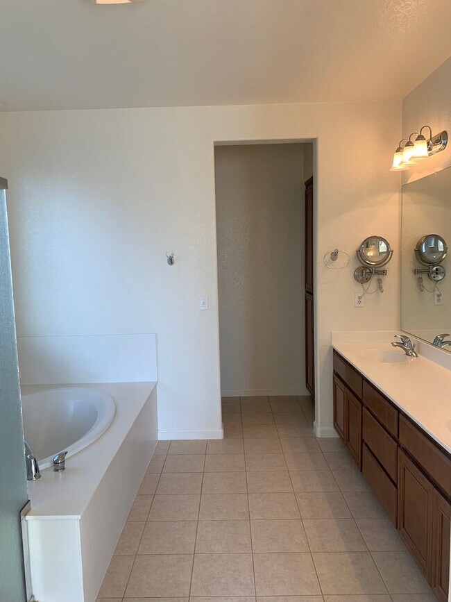 Building Photo - 1331 Violet Way