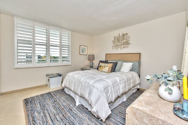 Building Photo - Condo on the Beach in the Moorings