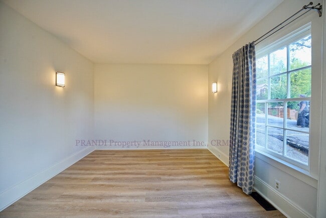 Building Photo - Lovely Two-Story Home With 3 Bedrooms and ...