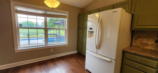 Building Photo - 1159 Shoreland Dr