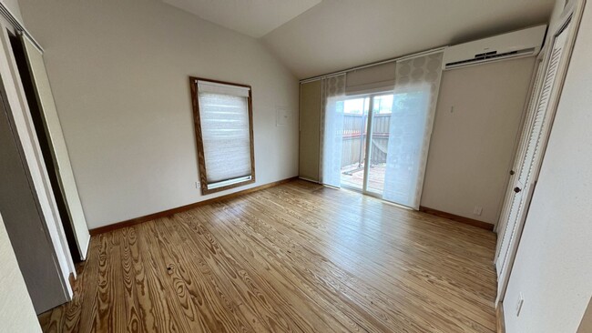 Building Photo - 6 month lease available. 2 bedroom in Sout...