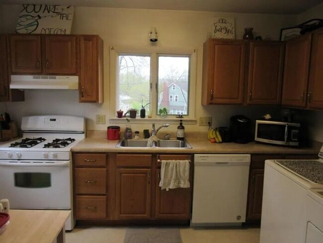 Building Photo - $1,150 | 2 Bedroom, 1 Bathroom Duplex | Pe...