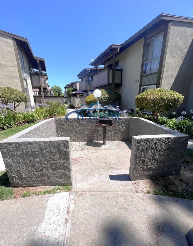 Building Photo - Charming Studio in Gated Community