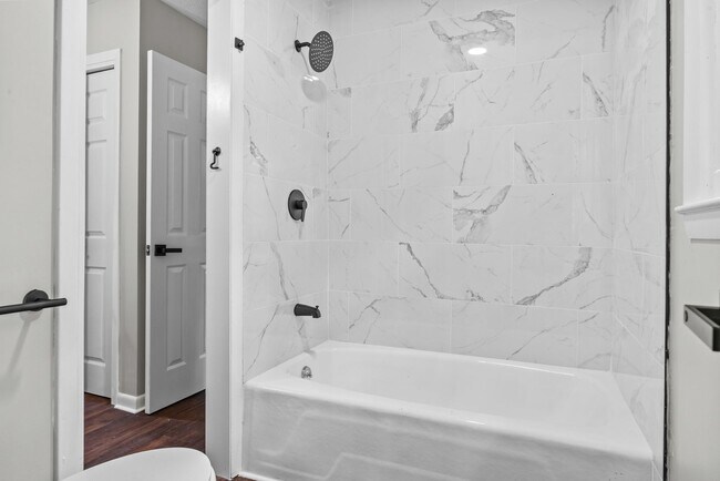 Building Photo - Charming Weatherly Woods Home with In-Law ...