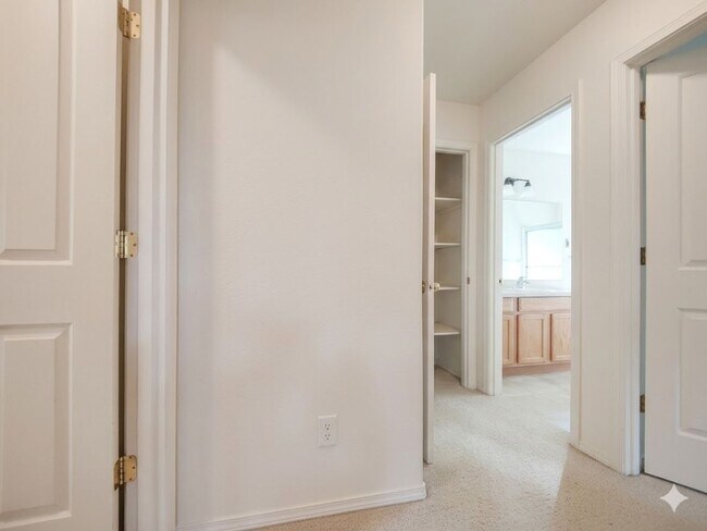 Building Photo - Beautiful 2x2.5 townhouse in NW Crossing! New hickory flooring coming soon!