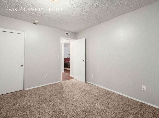 Building Photo - 1393-1395 Summit Street-2 Bedroom