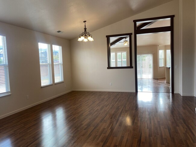 Building Photo - SHORT TERM RENTAL: Beautiful Single Level ...