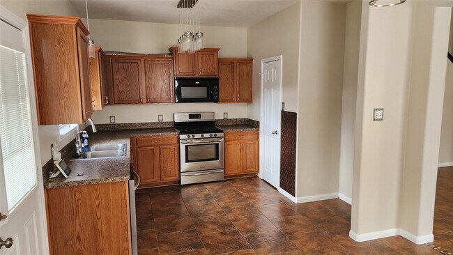 Building Photo - 3911 Falvel Cove Dr