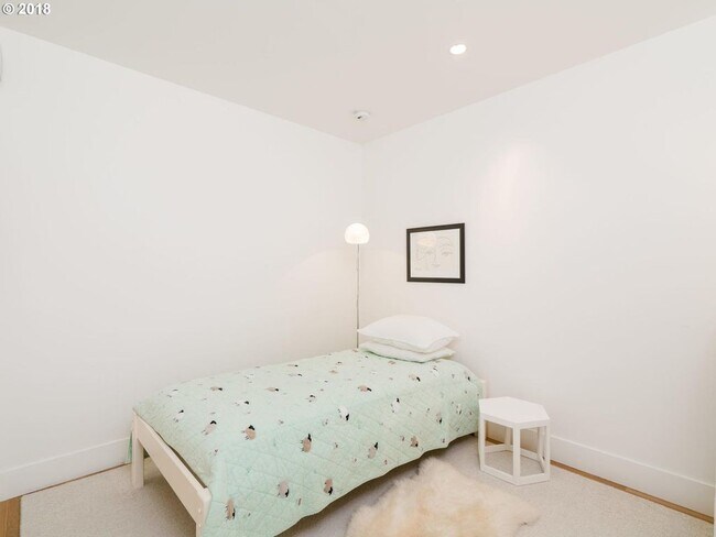 Building Photo - MOVE IN SPECIAL: $500 OFF! Stunning Condo ...