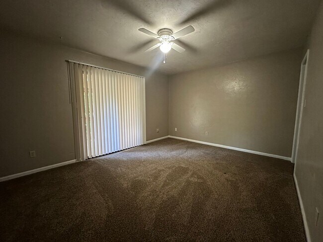 Building Photo - Upstairs unit on the golf course available NOW!!!