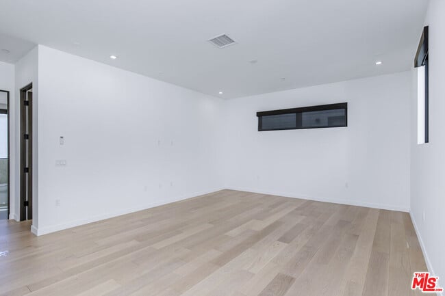 Building Photo - 2019 Barry Ave