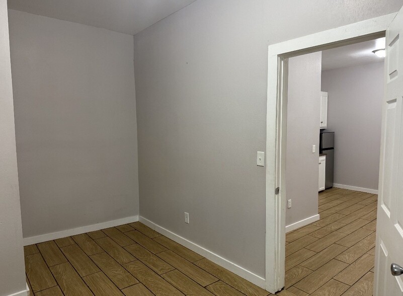 Building Photo - 3210 N 77 Sunshine Strip