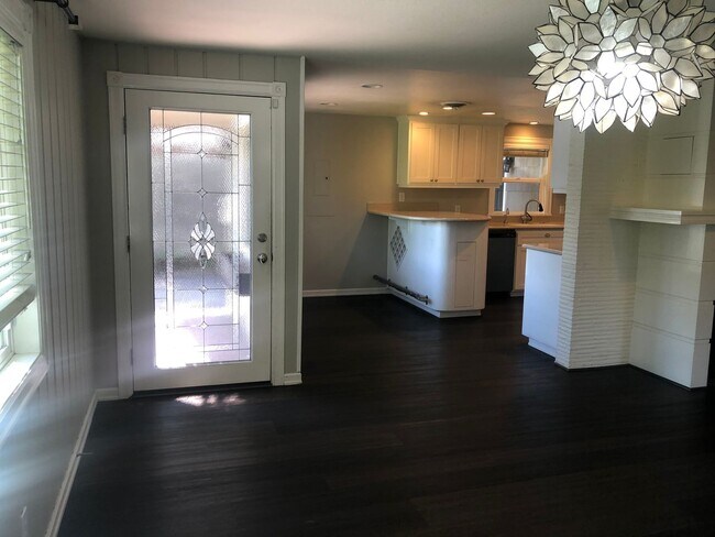 Building Photo - Darling 3 bedroom bungalow in Ferry St Bridge neighborhood!