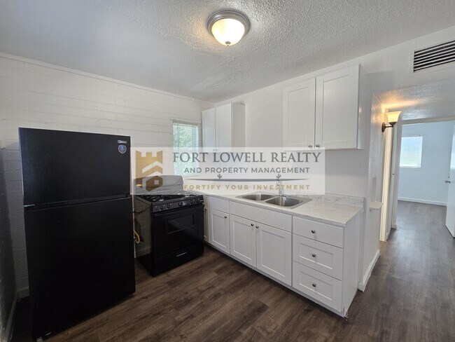 Primary Photo - 3049-3051 E Proctor Vista