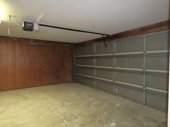 Building Photo - Remodeled in 2024! Gorgeous 3 Bdrm., 2 Bath Duplex in Whitehouse ISD!