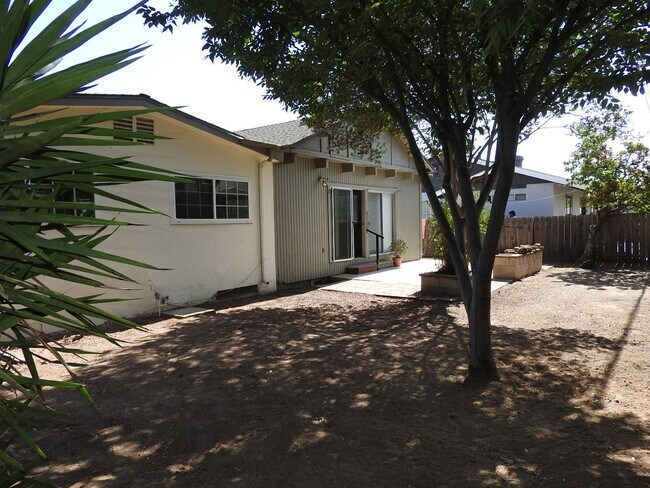 Building Photo - Large 3bd