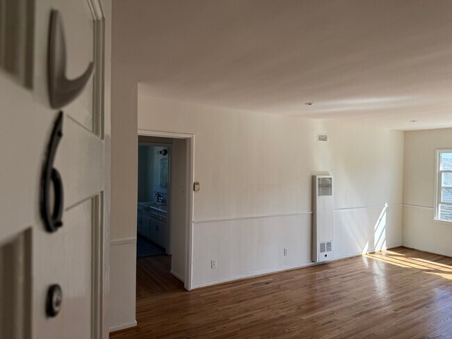 Building Photo - 408 N Doheny Dr