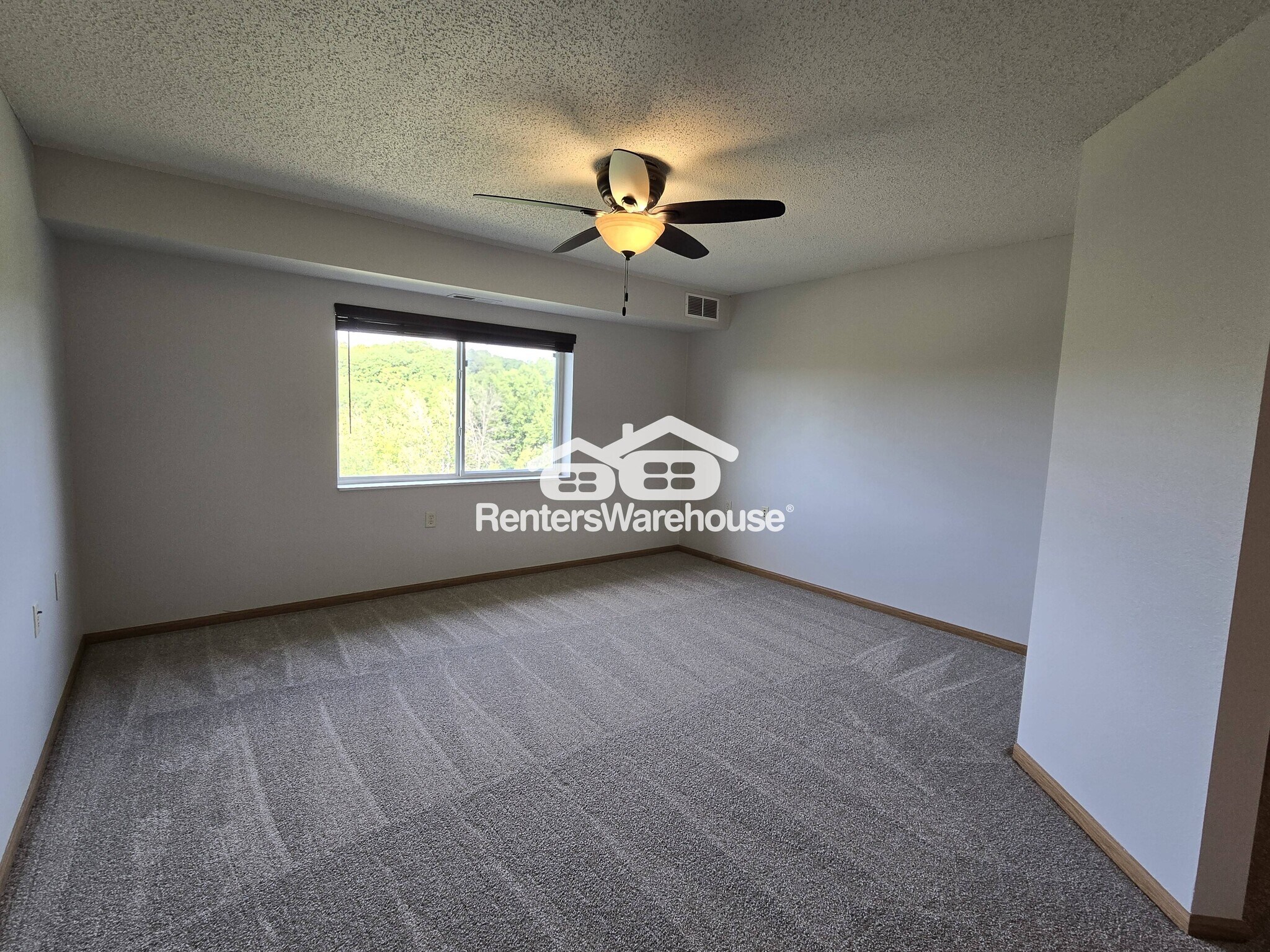 Building Photo - 1321 Lake Dr E