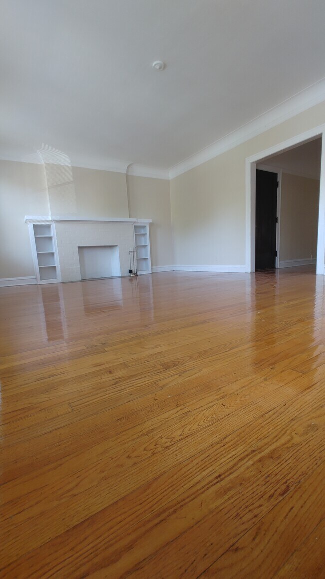Living room - 7431 S Jeffery Blvd