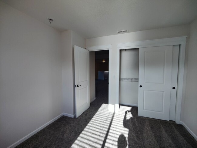 Building Photo - Beautiful 3x2.5 with fenced patio and upstairs bonus area