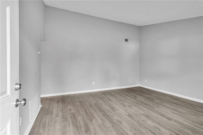 Building Photo - 8883 Homewood Dr