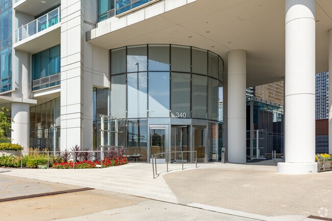 Entrance - 340 On The Park