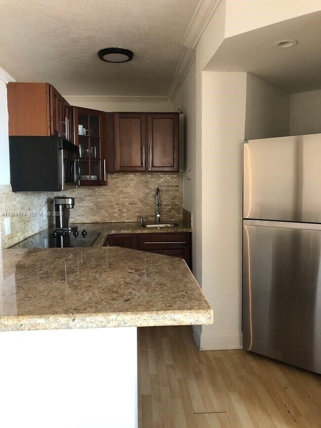 Building Photo - 825 Brickell Bay Dr