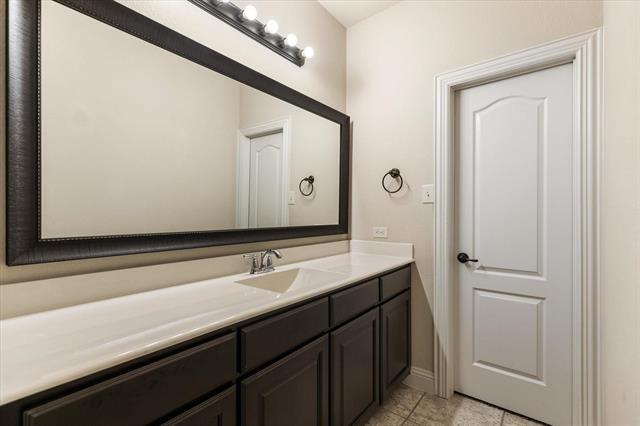 Building Photo - 7915 Parkwood Blvd