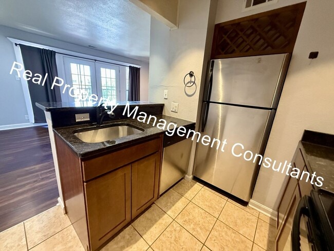 Building Photo - 2 Bed 2 Bath West Plaza Urban Oasis