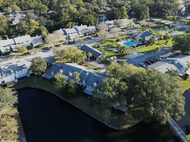 Building Photo - Furnished Unit in Fountain Gate Condo Association!