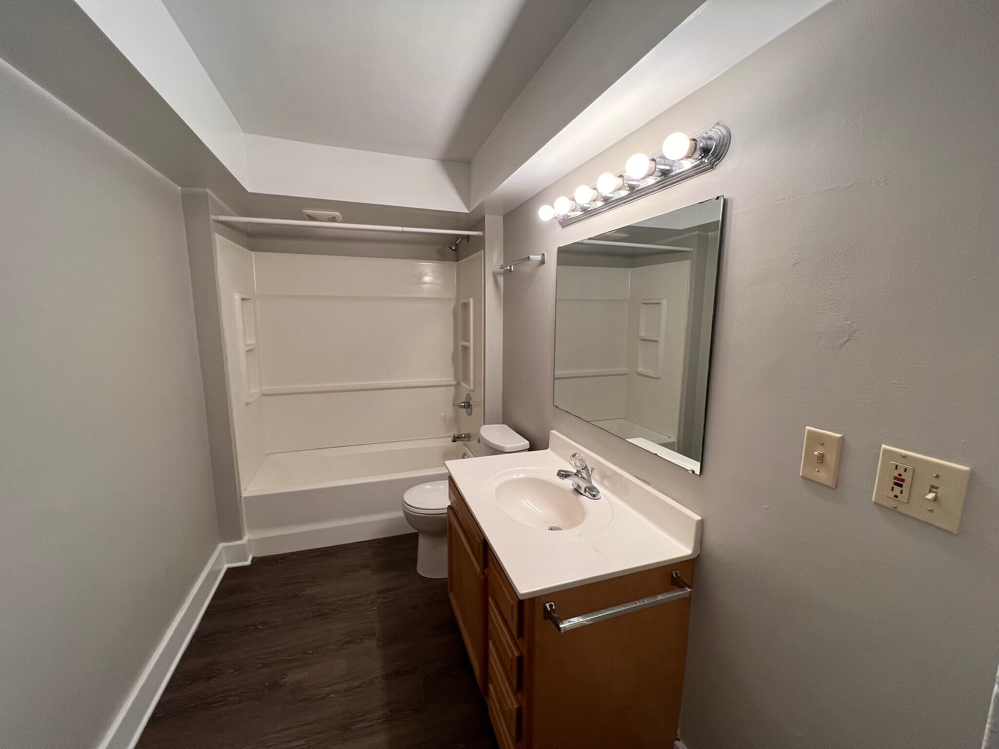 Building Photo - 810 Leonard St NE