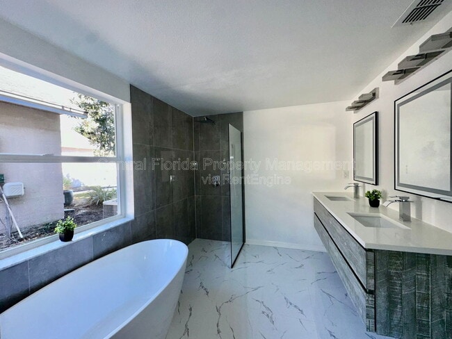 Building Photo - 3032 Bloomsbury Dr