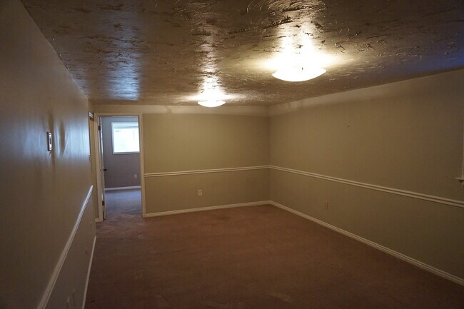Building Photo - Quiet 5 Bedroom 3 Bath West Jordan Home