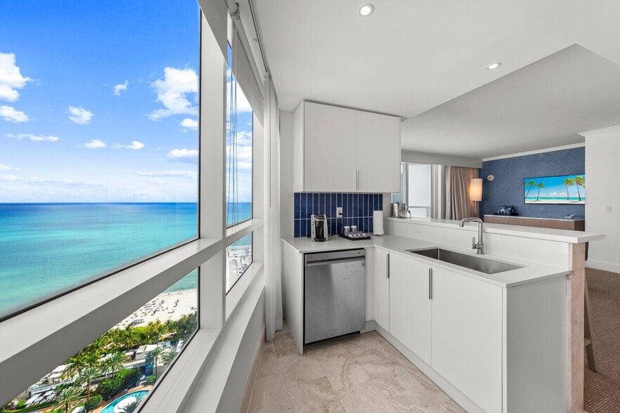 Building Photo - 4343 Collins Ave