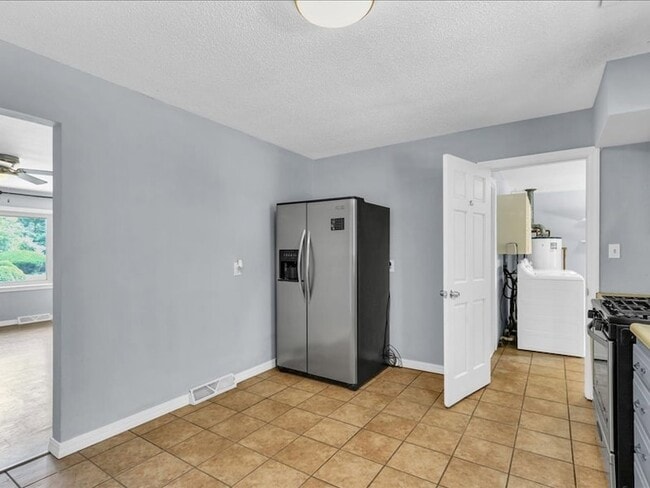 Building Photo - 615 Breen Dr