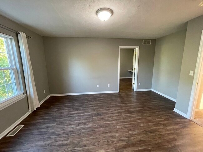 Building Photo - Forest Hills Condo 2 Bedroom  Clements Mill