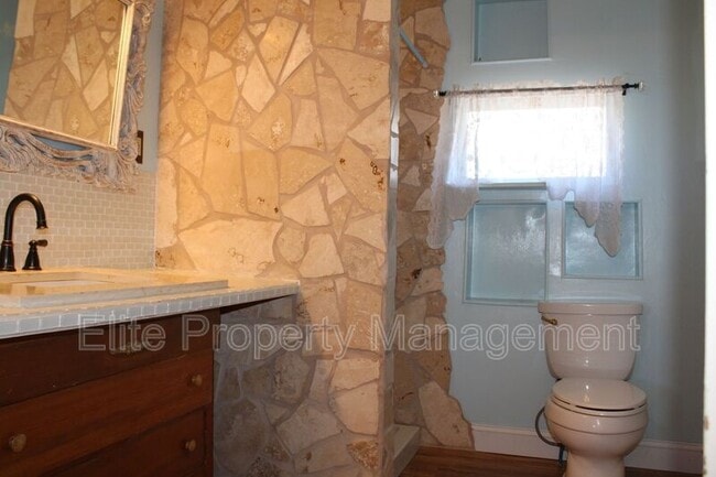 Building Photo - 511 W 13th St