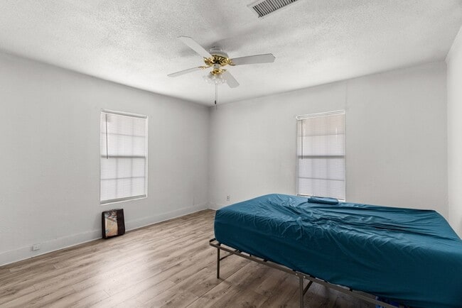 Building Photo - 1322 N Lincoln Ave