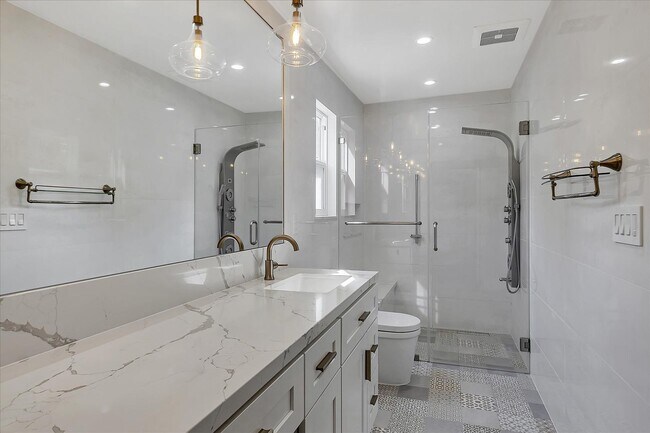 Building Photo - Great Location! Great Schools! Month to Mo...