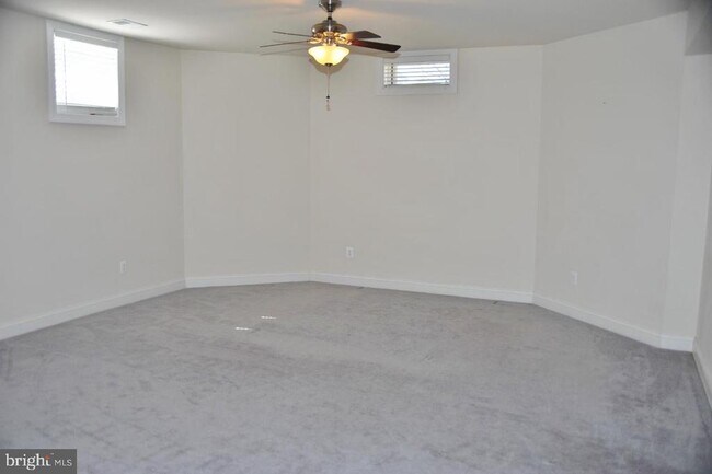 Building Photo - 7582 Venture Dr