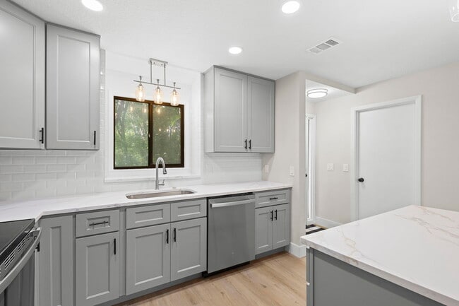 Building Photo - 805 Clake St