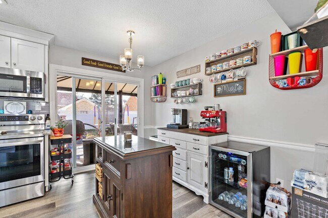 Building Photo - Cox High school! Close to Beach, Base, sho...