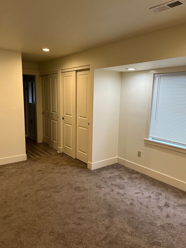 Building Photo - 4 Bedrooms with BONUS Office Space