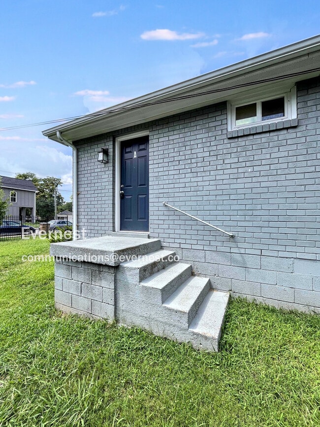 Building Photo - 1730 17th Ave N