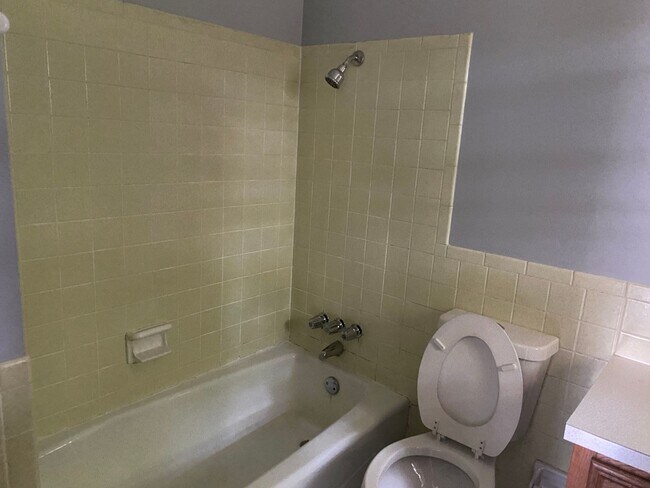 Building Photo - 3/2/2 in Quiet Sherman Neighborhood Near F...
