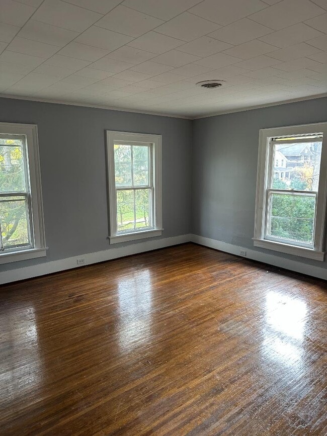 Building Photo - 146 Chapin St