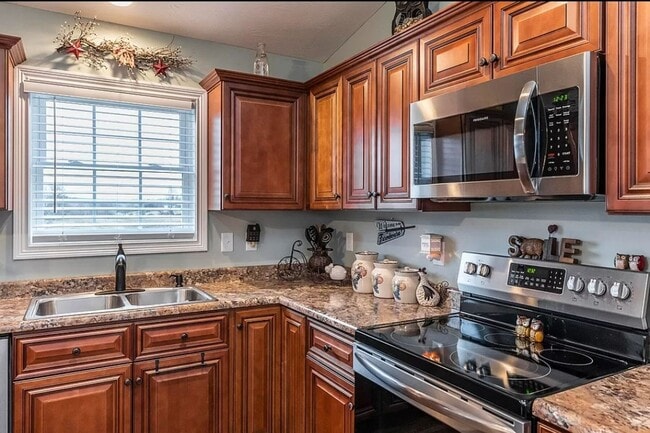 Building Photo - HELLO Georgeous 3 bdrm, 2 bath Single Fami...