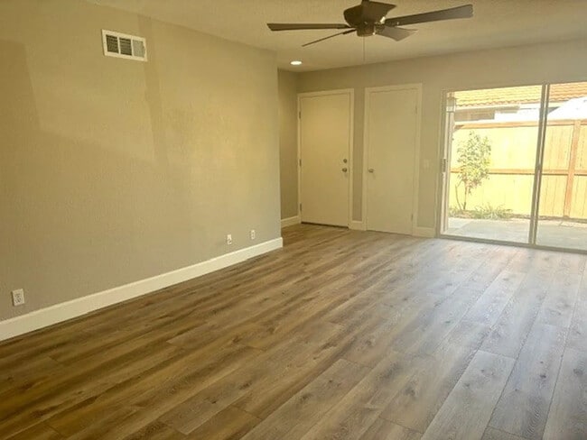 Building Photo - 2174 Larch Ln